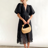 Midi-Kleid mit Karomuster – Luftiges Sommerkleid mit V-Ausschnitt & Puffärmeln – Schwarz