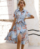 Maecee – Leichtes Kleid mit Blumenkragen – Blau