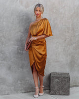 One-Shoulder Satinkleid – Drapiertes Midikleid mit Schlitz & figurbetonter Taille – Orange