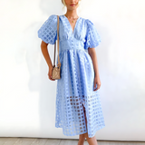 Midi-Kleid mit Karomuster – Luftiges Sommerkleid mit V-Ausschnitt & Puffärmeln – Hellblau