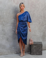 One-Shoulder Satinkleid – Drapiertes Midikleid mit Schlitz & figurbetonter Taille – Blau
