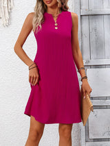 MAGGY | ÄRMELLOSES KLEID MIT KNOPFDETAILS – Dunkelrosa