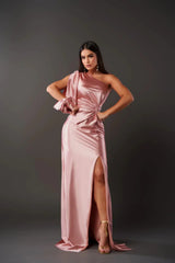Asymmetrisches Satinkleid – One-Shoulder Abendkleid mit Schlitz & Drapierung – Rosa