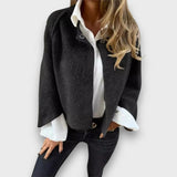 Lene – Kurzjacke mit Knopfdetail – Schwarz