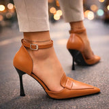 Ingeborg | Damen Spitze Absatzschuhe mit Knöchelriemen – Braun