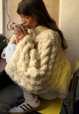 Oversize-Damenpullover mit Zopfmuster, ausgestelltem Ärmel und hohem Kragen – Nerina – Beige