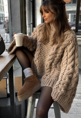 Oversize-Damenpullover mit Zopfmuster, ausgestelltem Ärmel und hohem Kragen – Nerina – Khaki