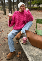 Oversize-Damenpullover mit Zopfmuster, ausgestelltem Ärmel und hohem Kragen – Nerina – Rosa