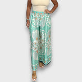 Rania – Fließende Hose mit Print – Minze