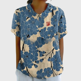 Kurzärmelige Damenbluse mit Blumenmuster und Bubikragen – Dusty Blue