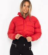 Kurze pufferjacke mit kordelzug - tragen – Weinrot
