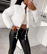 Kurze pufferjacke mit kordelzug - tragen – Weiß