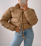 Kurze pufferjacke mit kordelzug - tragen – Khaki