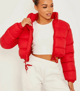 Kurze pufferjacke mit kordelzug - tragen – Rot