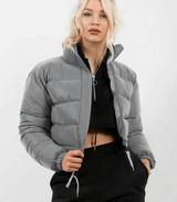 Kurze pufferjacke mit kordelzug - tragen – Silber