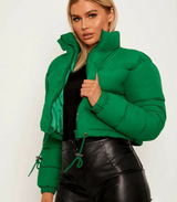 Kurze pufferjacke mit kordelzug - tragen – Grün