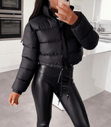 Kurze pufferjacke mit kordelzug - tragen – Schwarz