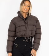 Kurze pufferjacke mit kordelzug - tragen – Braun