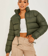 Kurze pufferjacke mit kordelzug - tragen – Armee grün