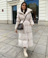 Lange Damenpufferjacke mit Gürtel und hohem Kragen – Beige