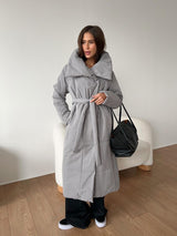 Lange Damenpufferjacke mit Gürtel und hohem Kragen – Grau