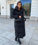 Lange Damenpufferjacke mit Gürtel und hohem Kragen – Schwarz