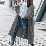 Lange Strickjacke mit Knopfverschluss und aufgesetzten Taschen – Grau