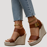 Linnea | Damen Plateau Sandalen mit Keilabsatz und Knöchelriemen – Braun