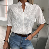 Chiara |  Bluse mit V-Ausschnitt und Spitze – Weiß