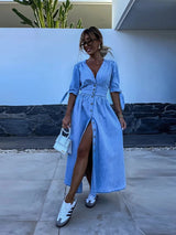 Clarina | Kleid mit tiefem V-Ausschnitt und Schlitz – Blau