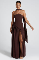 Sonja - Damen Abendkleid trägerlos mit asymmetrischer Taille – Maron