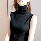 Kiran | Gemütlicher hochgeschlossener ärmelloser Pullover – Schwarz