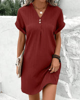 Emireya – Lässiges T-Shirt-Kleid mit geripptem V-Ausschnitt und Knopfleiste – Rot
