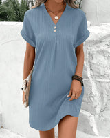 Emireya – Lässiges T-Shirt-Kleid mit geripptem V-Ausschnitt und Knopfleiste – Blau