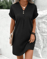 Emireya – Lässiges T-Shirt-Kleid mit geripptem V-Ausschnitt und Knopfleiste – Schwarz