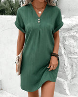 Emireya – Lässiges T-Shirt-Kleid mit geripptem V-Ausschnitt und Knopfleiste – Grün