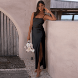 July Spaghetti-Träger-Kleid mit Oberschenkelschlitz – Schwarz