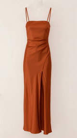 July Spaghetti-Träger-Kleid mit Oberschenkelschlitz – Latte