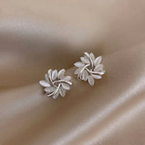 Elegante und Exquisite Kreisförmige Opalblüten-Ohrstecker in Gold – Silber