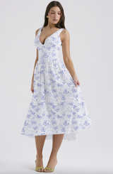 Elodie | Drapiert Hochzeitsgastkleid – Blau Blumenmuster