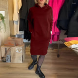 CARINA - Einfarbiges Kleid mit Kapuze und Taschen – Rot