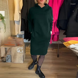 CARINA - Einfarbiges Kleid mit Kapuze und Taschen – Grün