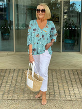 Frida | Florale Bluse mit V-Ausschnitt – Blau