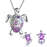 Elegantes NAIAE Set aus Halskette und Ohrringen mit zarter Meeresschildkröte in Silber & Opal für einen stilvollen Look – Lila