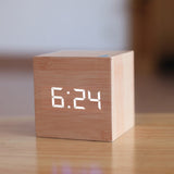 Digitaler quadratischer LED-Wecker – Holz Weiß