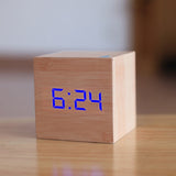 Digitaler quadratischer LED-Wecker – Holz Blau