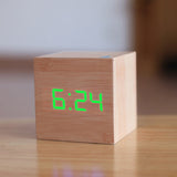 Digitaler quadratischer LED-Wecker – Holz Grün