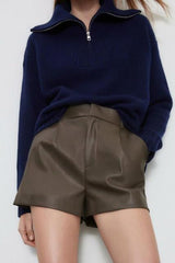 Damen-Kunstleder-Shorts mit eleganten Zierleisten – Militärgrün