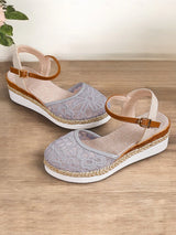 Annette – Romantische Keilsandalen mit floraler Eleganz – Grau