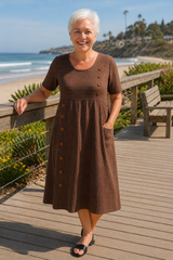 Roswen | Damen Gestreiftes Kurzarm Midikleid mit Knöpfen – Braun